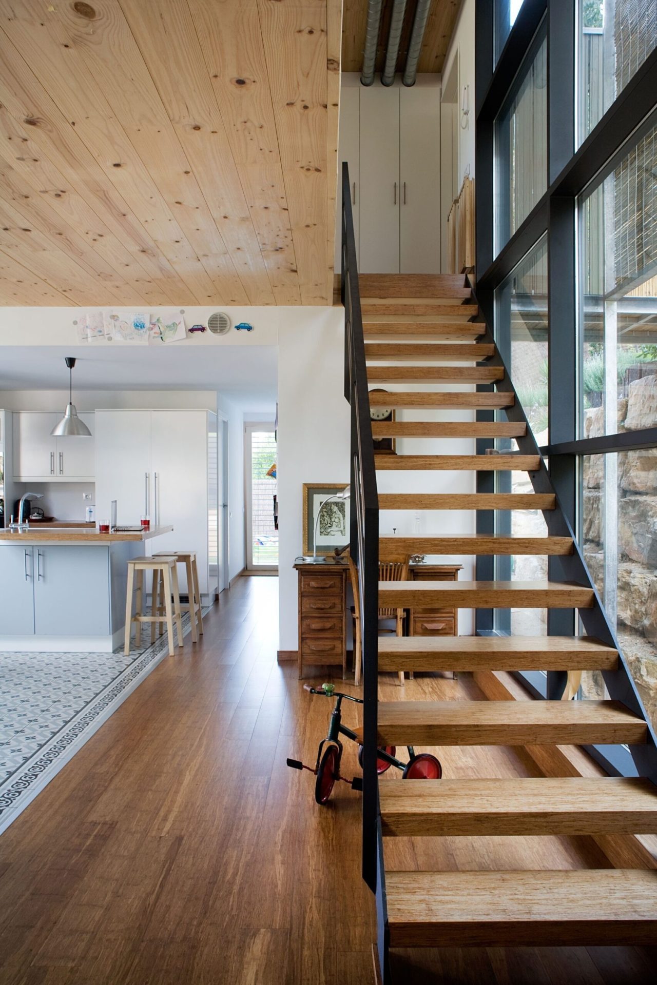 Apartament amb escales de fusta i metall