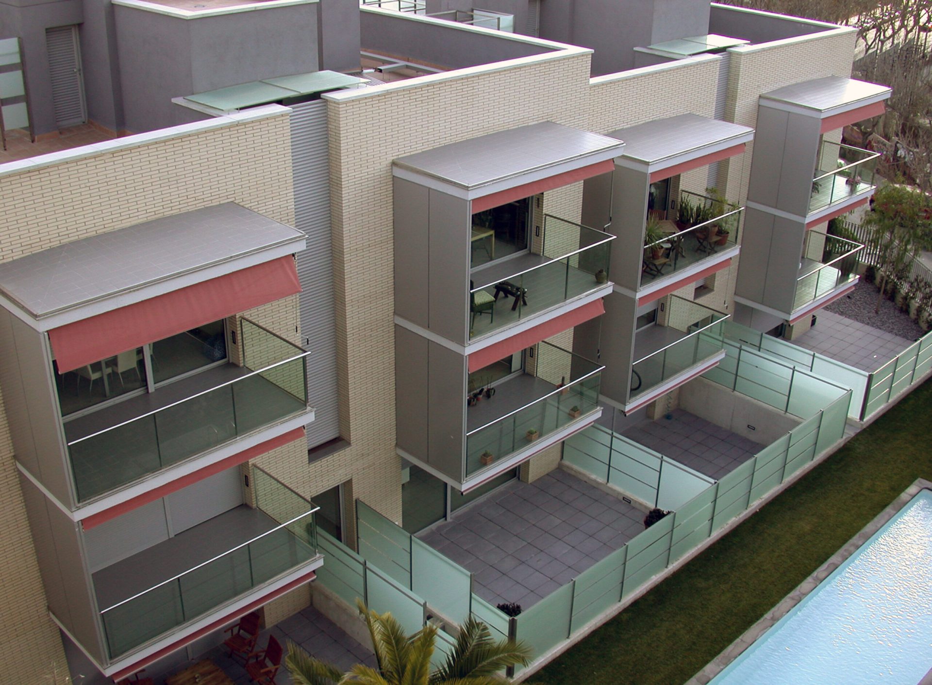 Vista aérea de la fachada con balcones