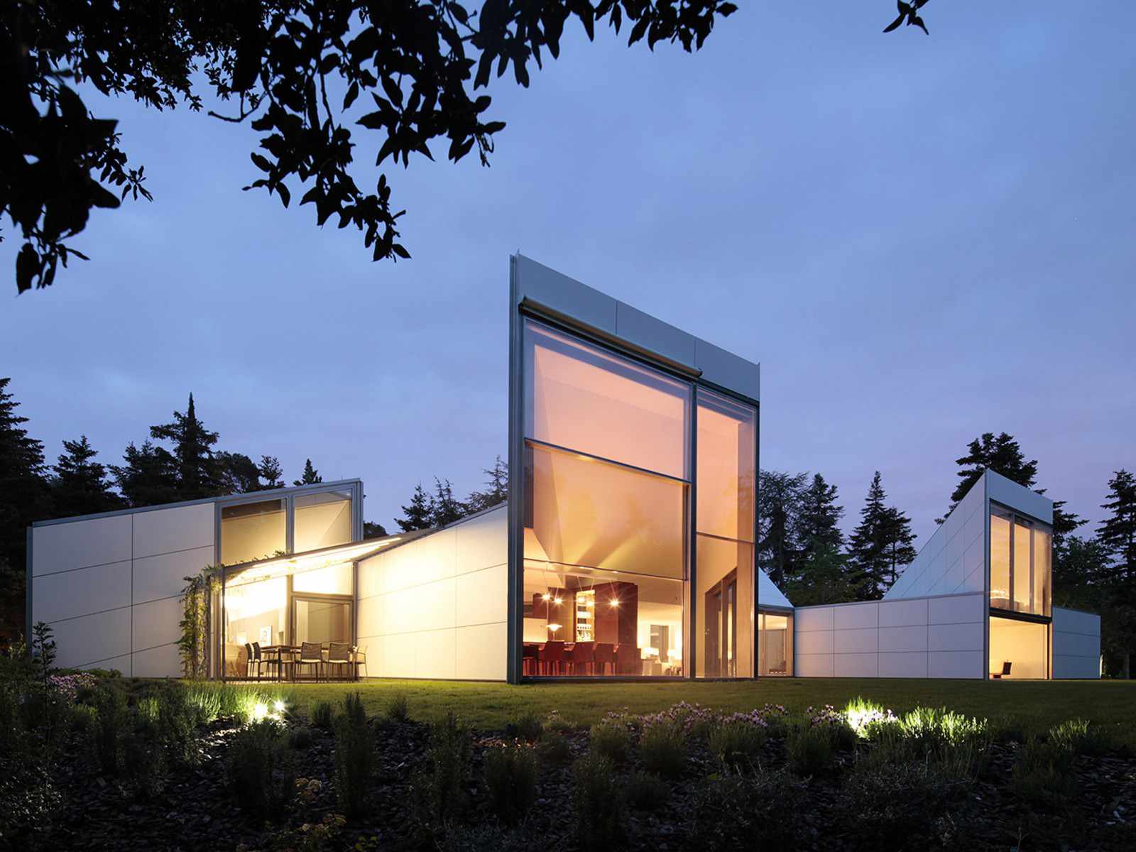 Casa moderna con grandes ventanales
