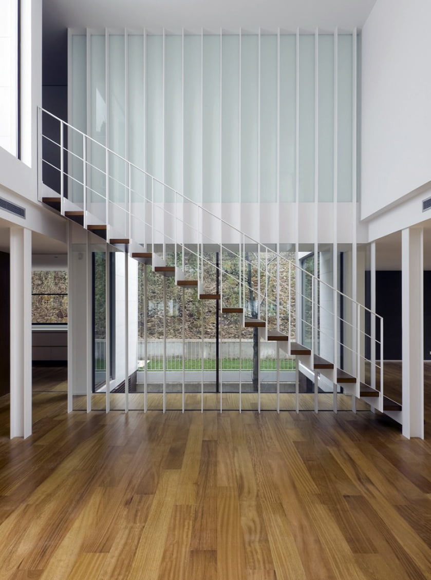 03.2 Metal and wooden stairs