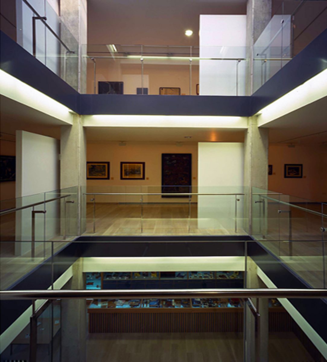 Vista interior del museo con barandillas de vidrio