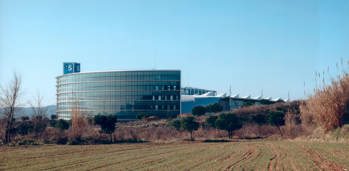 Foto del edificio desde un campo cerca del edificio
