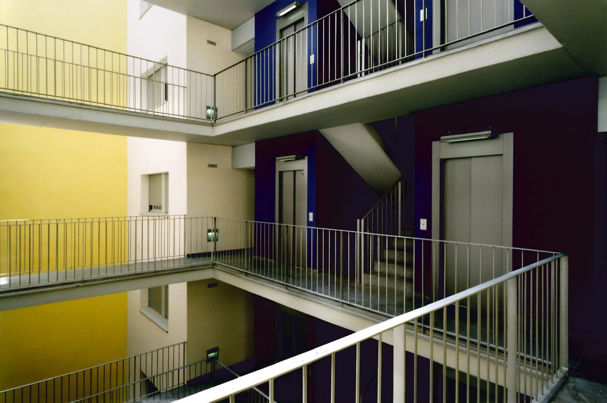 Vista de las escaleras interiores del edificio para acceder a los apartamentos