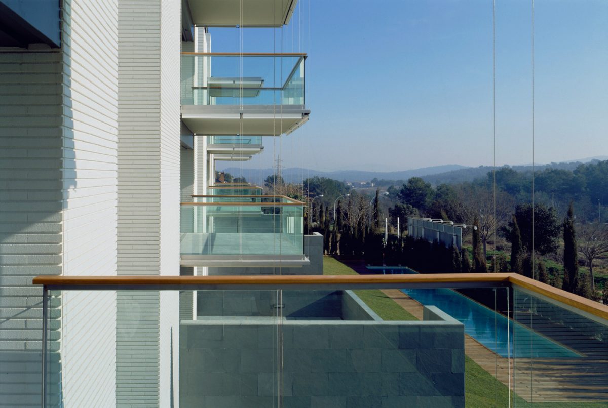 Fotografia feta des del balcó cap al pati amb piscina