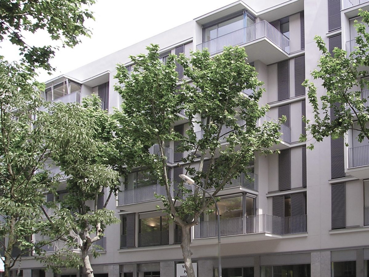 Vista tapada per arbres de la façana de l'edifici