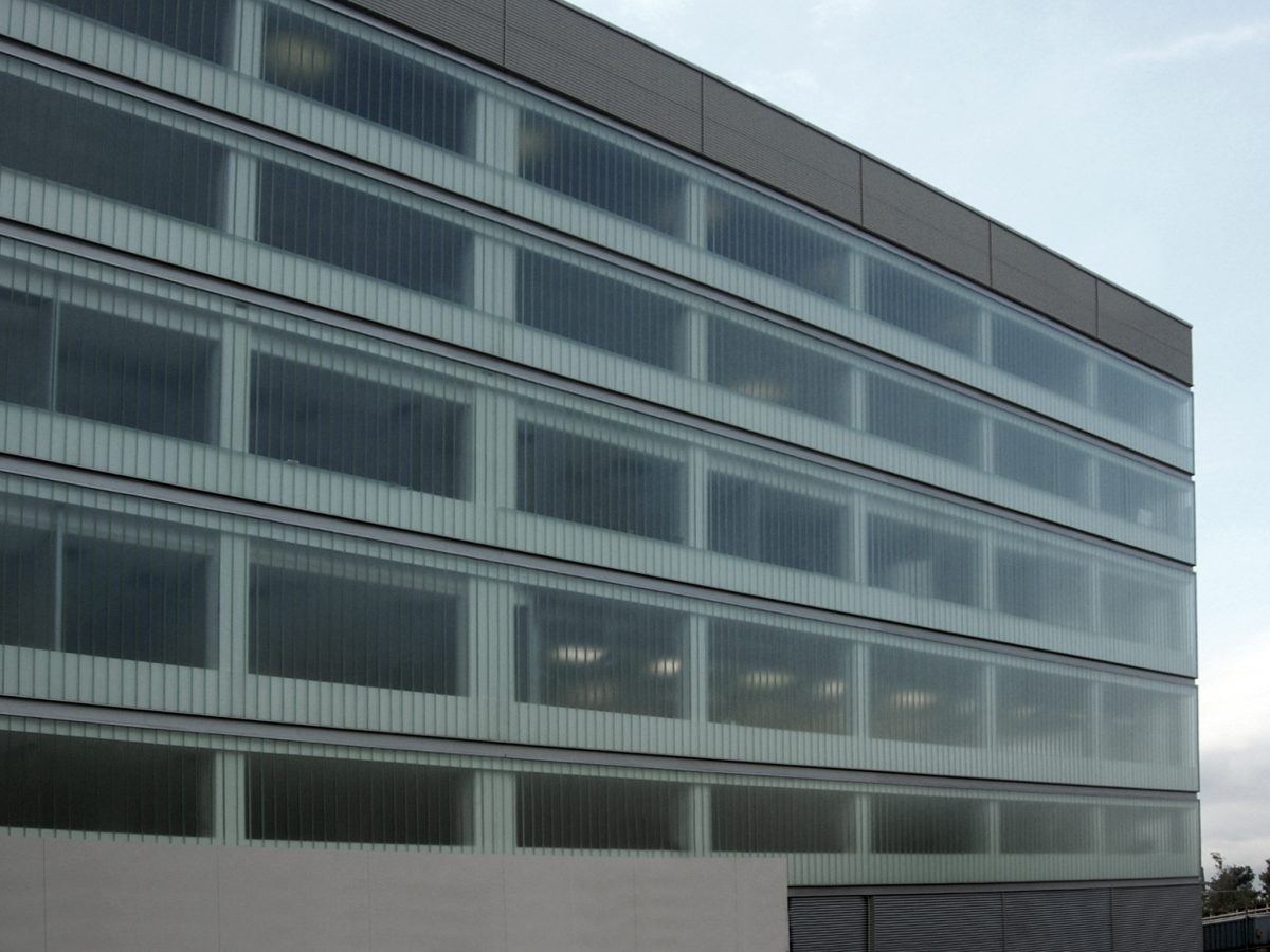 Façana de l'edifici amb finestres semitransparents
