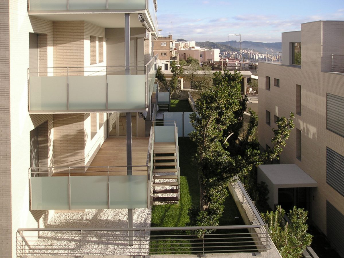 Fotografía de los balcones y el patio privado del edificio