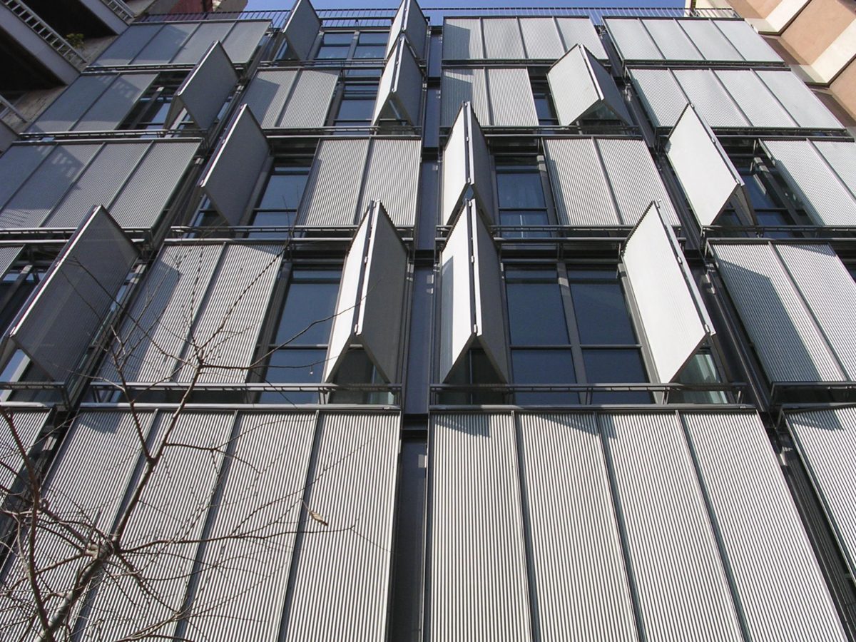 Vista de la façana amb finestres metàl·liques de l'edifici
