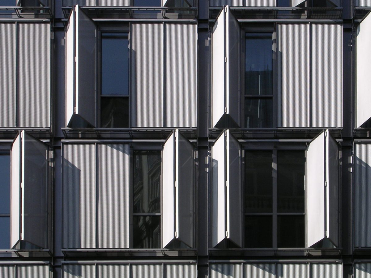 Vista detallada de les finestres metàl·liques de l'edifici