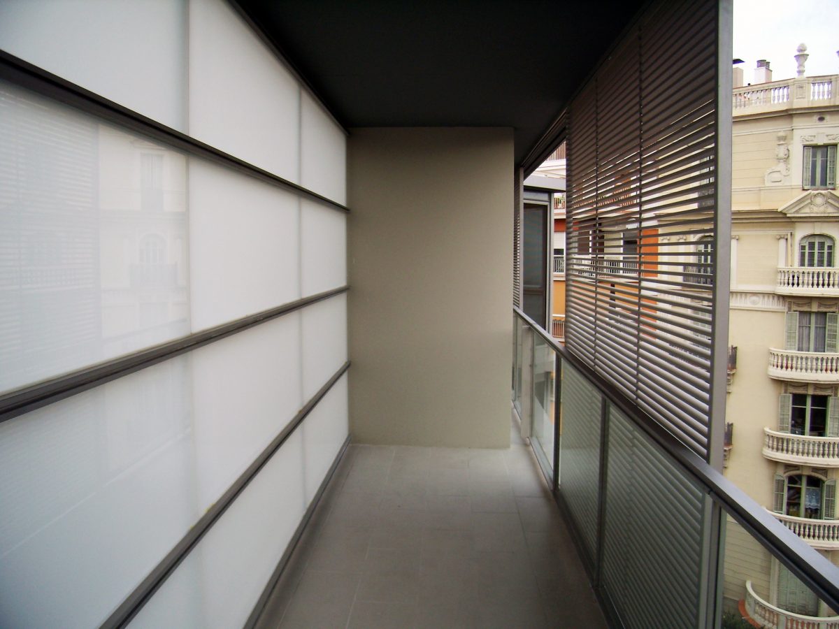 Fotografía del balcón del edificio con barandillas metálicas