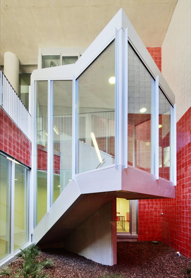 Escales amb finestres metàl·liques
