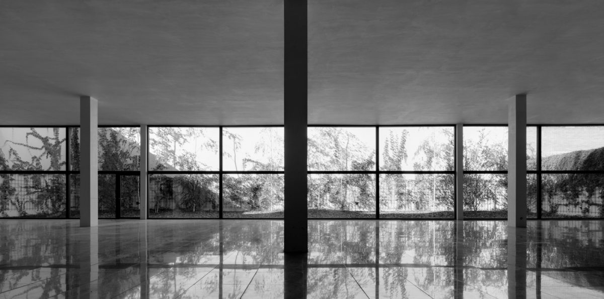 Fotografia de finestrals cap a un pati interior