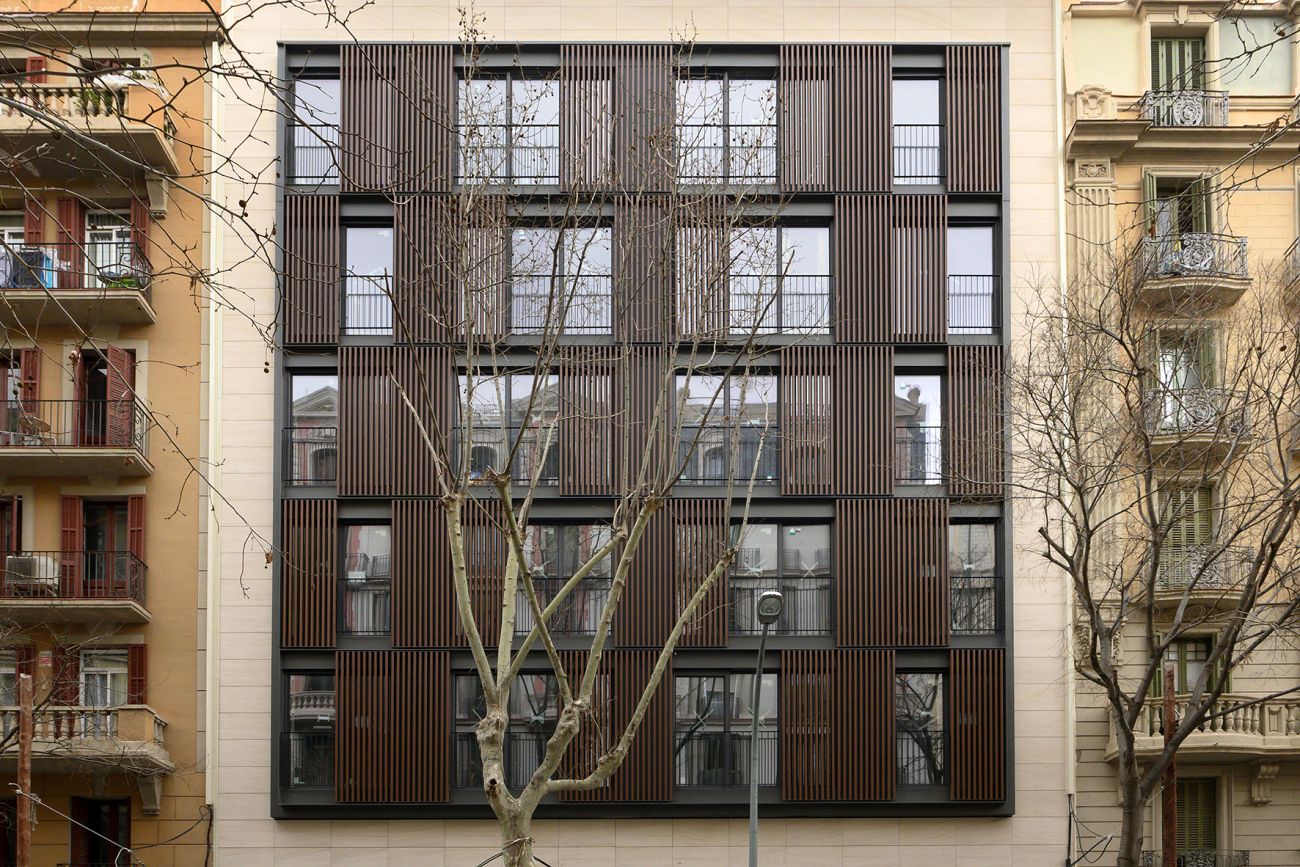 Façana d'un edifici amb finestres metàl·liques