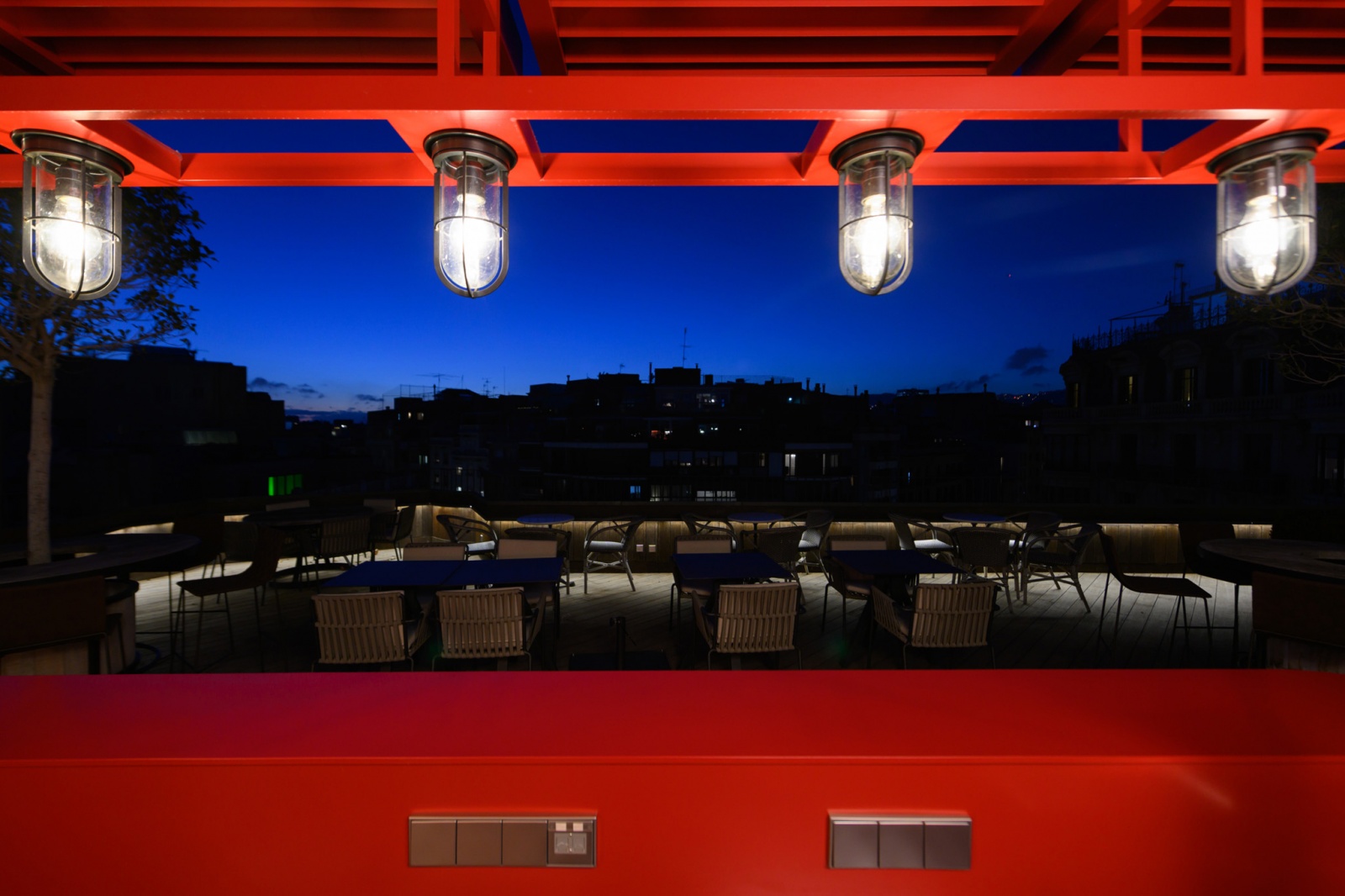 Bar on the roof with metal elements