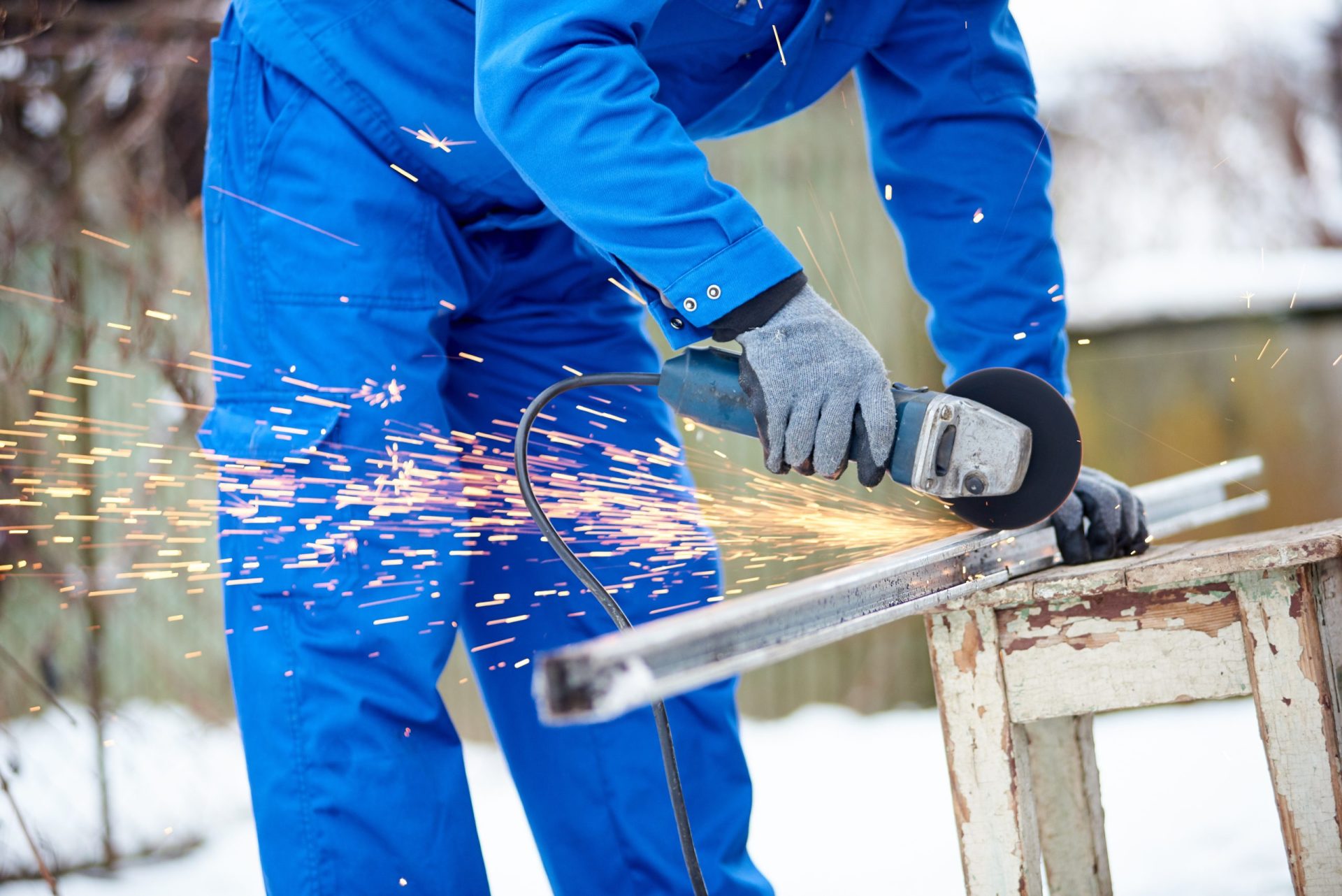 Trabajador cortando una barra de acero